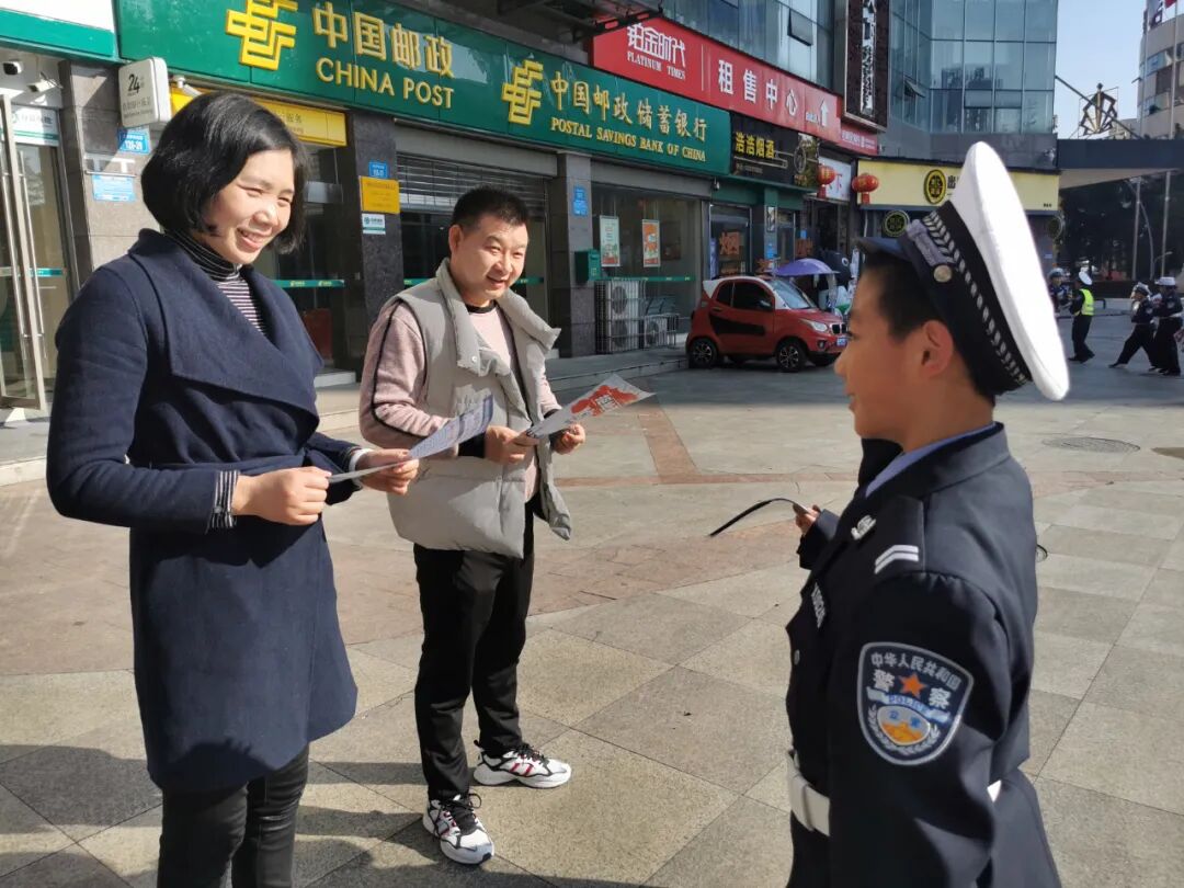 【火一动态】12·2“知危险会避险  安全文明出行”火炬一小第九届红领巾小交警督导队成立暨交通安全宣传活动