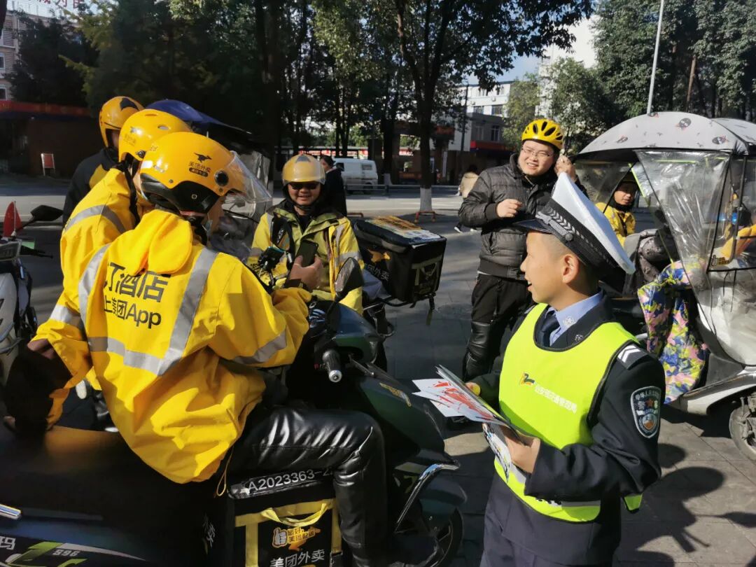【火一动态】12·2“知危险会避险  安全文明出行”火炬一小第九届红领巾小交警督导队成立暨交通安全宣传活动