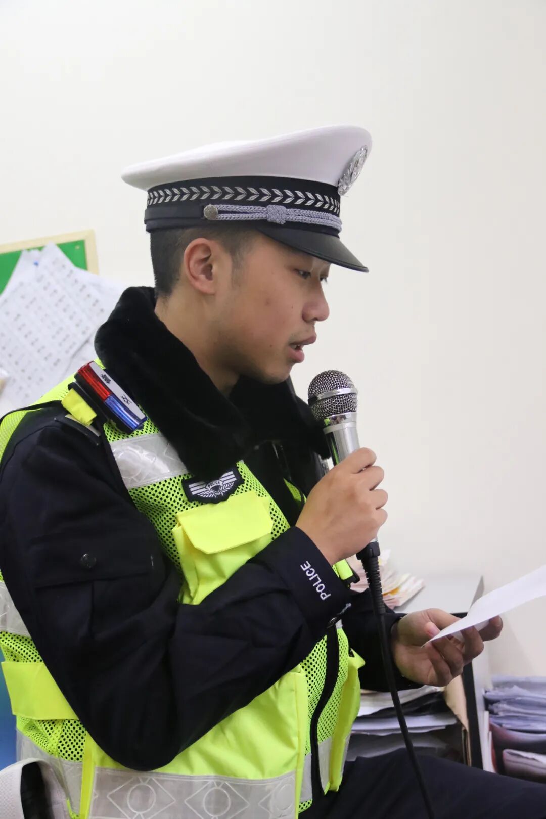 【火一动态】12·2“知危险会避险  安全文明出行”火炬一小第九届红领巾小交警督导队成立暨交通安全宣传活动