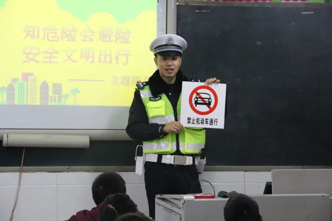 【火一动态】12·2“知危险会避险  安全文明出行”火炬一小第九届红领巾小交警督导队成立暨交通安全宣传活动