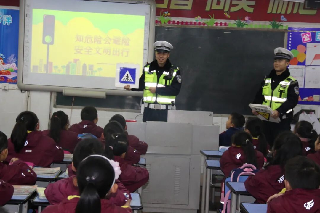 【火一动态】12·2“知危险会避险  安全文明出行”火炬一小第九届红领巾小交警督导队成立暨交通安全宣传活动