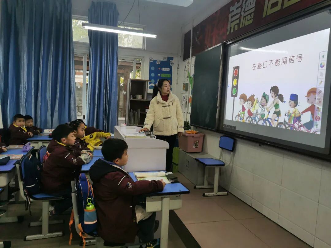 【火一动态】12·2“知危险会避险  安全文明出行”火炬一小第九届红领巾小交警督导队成立暨交通安全宣传活动