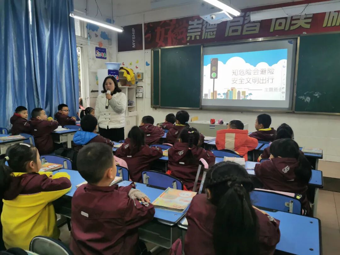 【火一动态】12·2“知危险会避险  安全文明出行”火炬一小第九届红领巾小交警督导队成立暨交通安全宣传活动