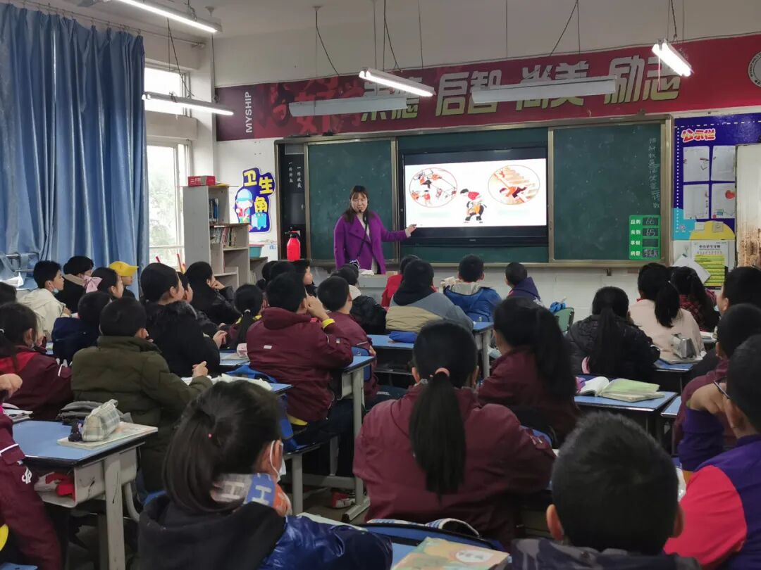 【火一动态】12·2“知危险会避险  安全文明出行”火炬一小第九届红领巾小交警督导队成立暨交通安全宣传活动