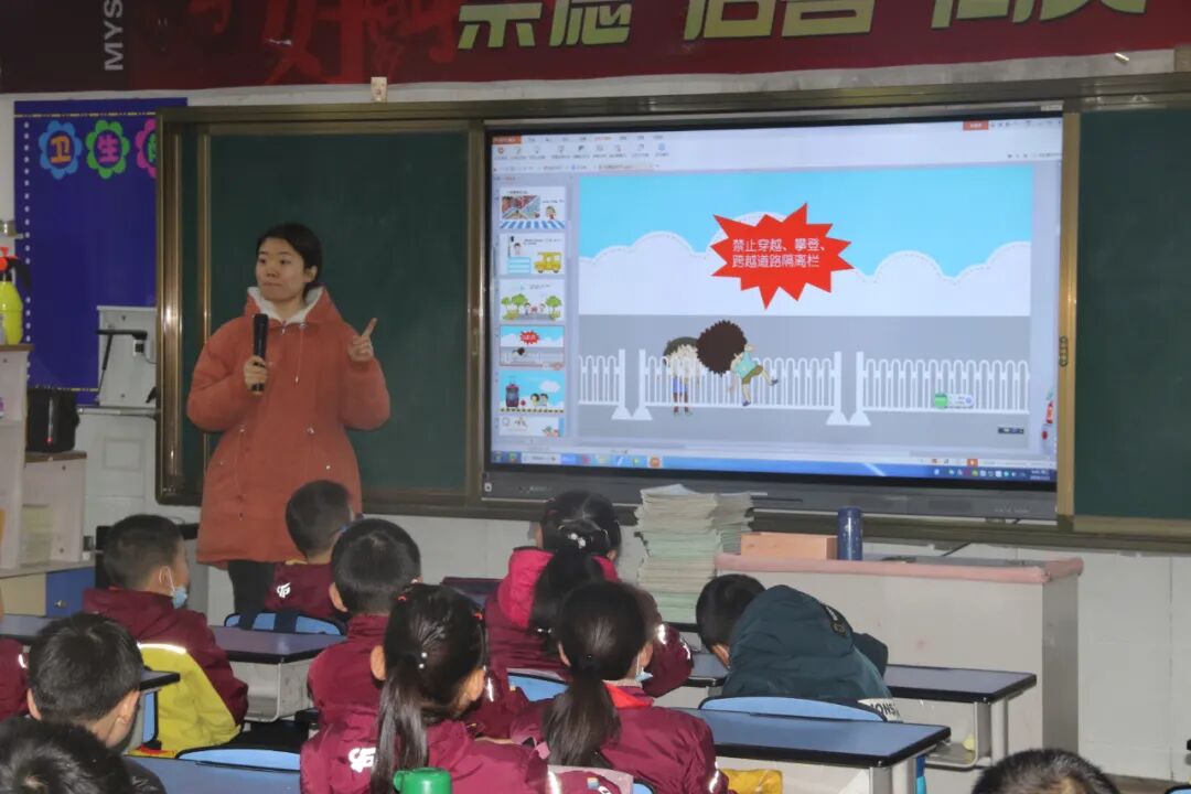 【火一动态】12·2“知危险会避险  安全文明出行”火炬一小第九届红领巾小交警督导队成立暨交通安全宣传活动