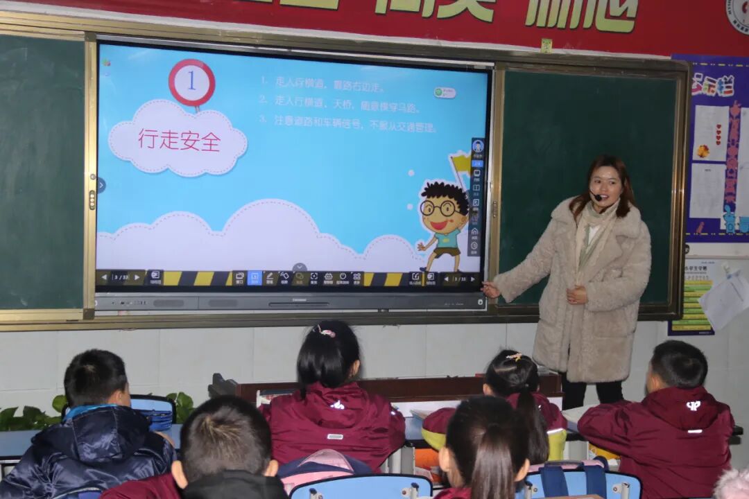 【火一动态】12·2“知危险会避险  安全文明出行”火炬一小第九届红领巾小交警督导队成立暨交通安全宣传活动