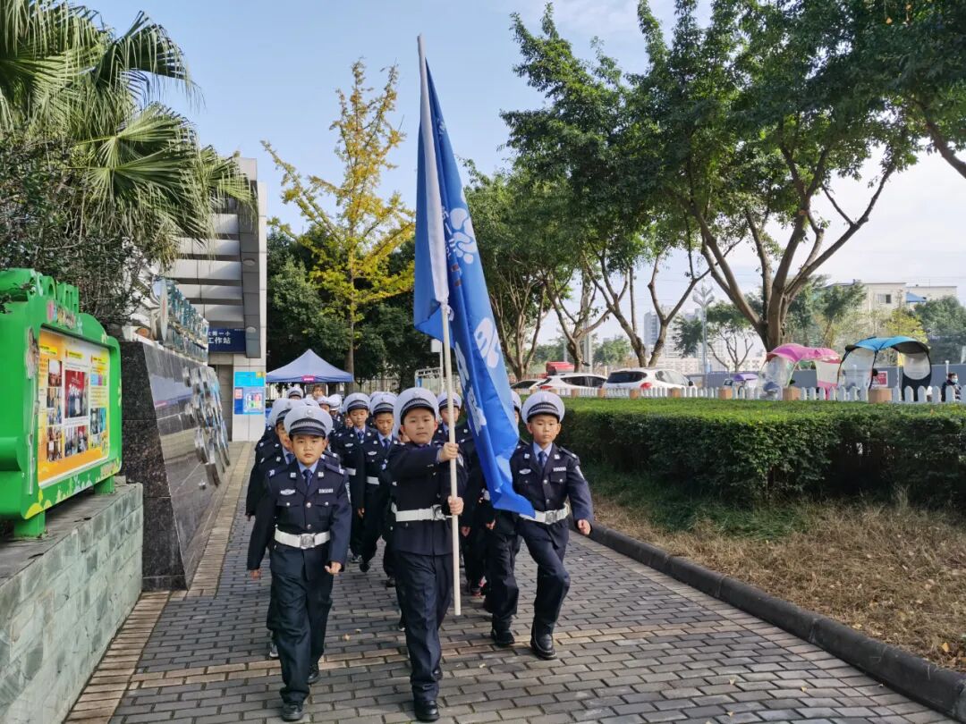 【火一动态】12·2“知危险会避险  安全文明出行”火炬一小第九届红领巾小交警督导队成立暨交通安全宣传活动