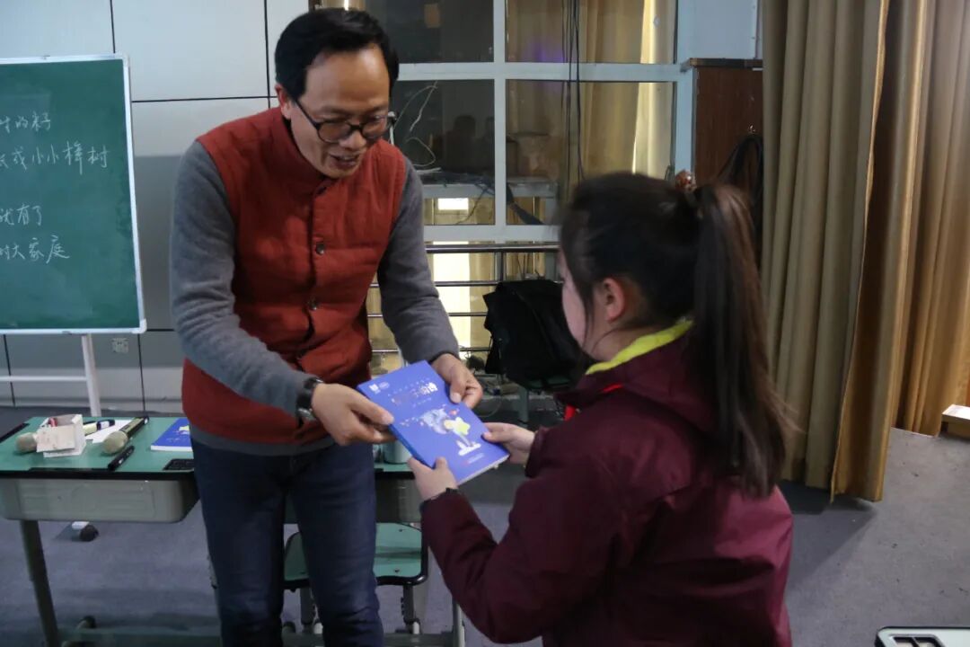 【火一动态】童诗润童心  作家进校园 |火炬一小语文低中段读写结合专项培训交流研讨活动