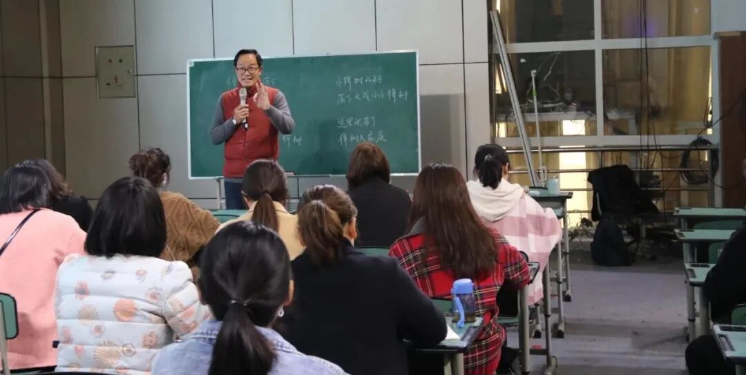 【火一动态】童诗润童心  作家进校园 |火炬一小语文低中段读写结合专项培训交流研讨活动