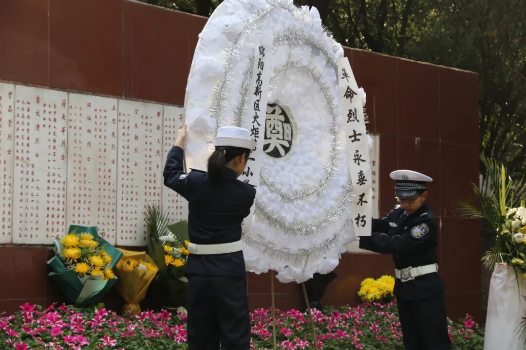 【火一动态】致敬革命先烈 献礼建党百年|高新区火炬一小清明祭扫活动