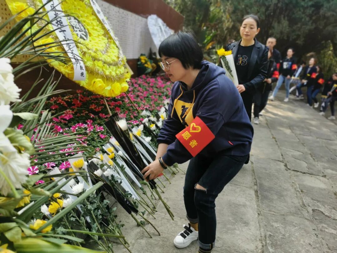 【火一动态】致敬革命先烈 献礼建党百年|高新区火炬一小清明祭扫活动