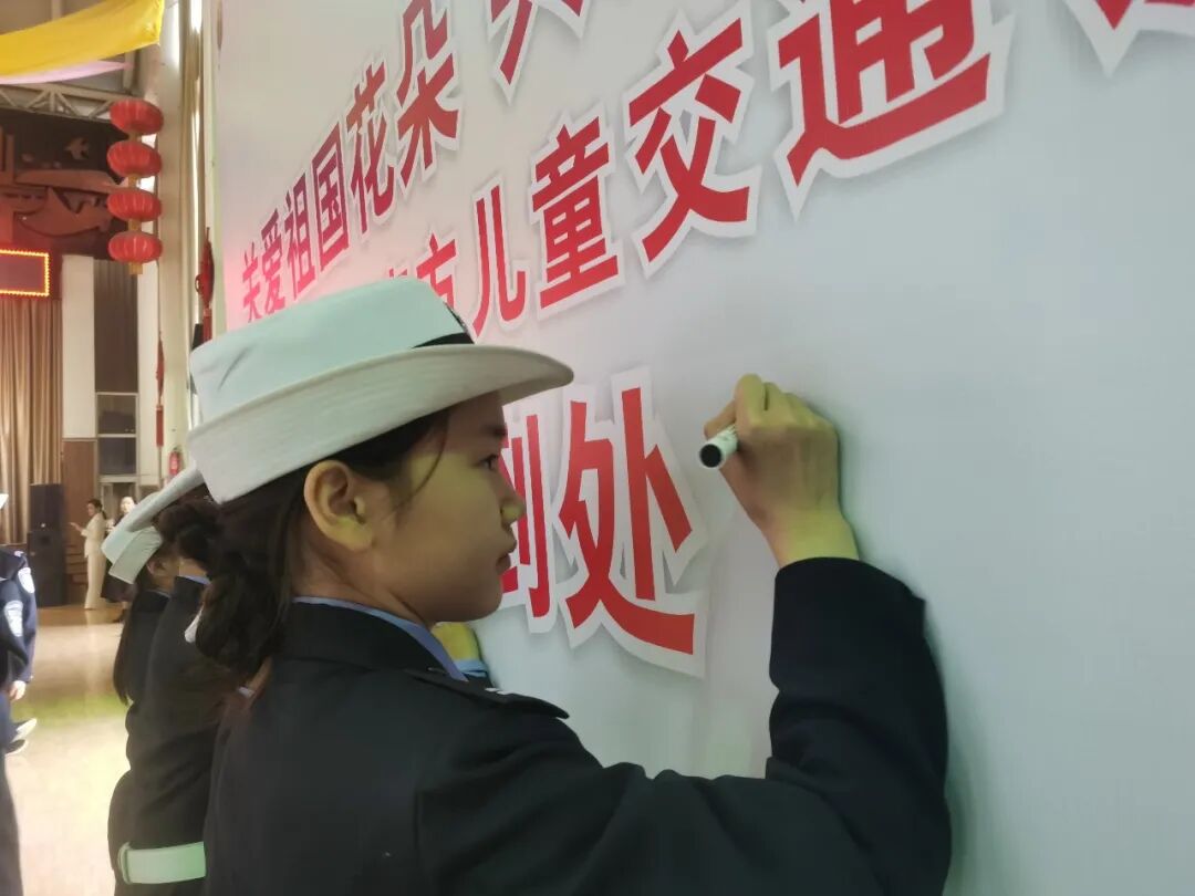 【火一动态】关爱祖国花朵  共建平安校园|2021东风南方儿童交通训练营在火炬一小举行