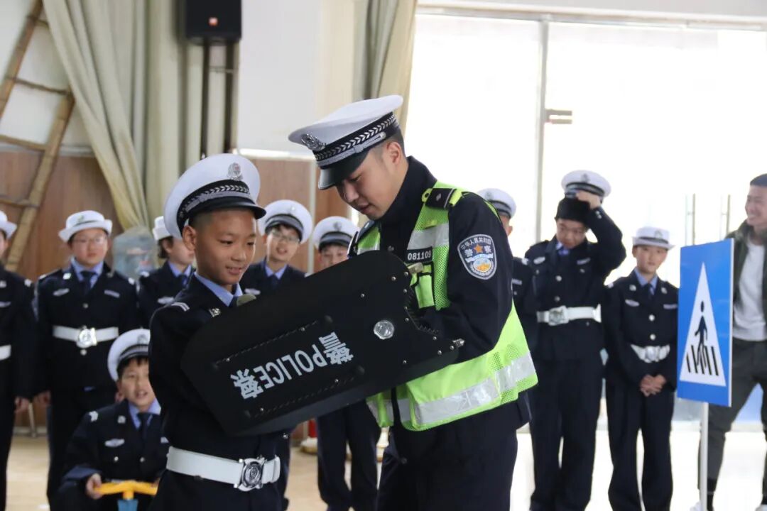【火一动态】关爱祖国花朵  共建平安校园|2021东风南方儿童交通训练营在火炬一小举行
