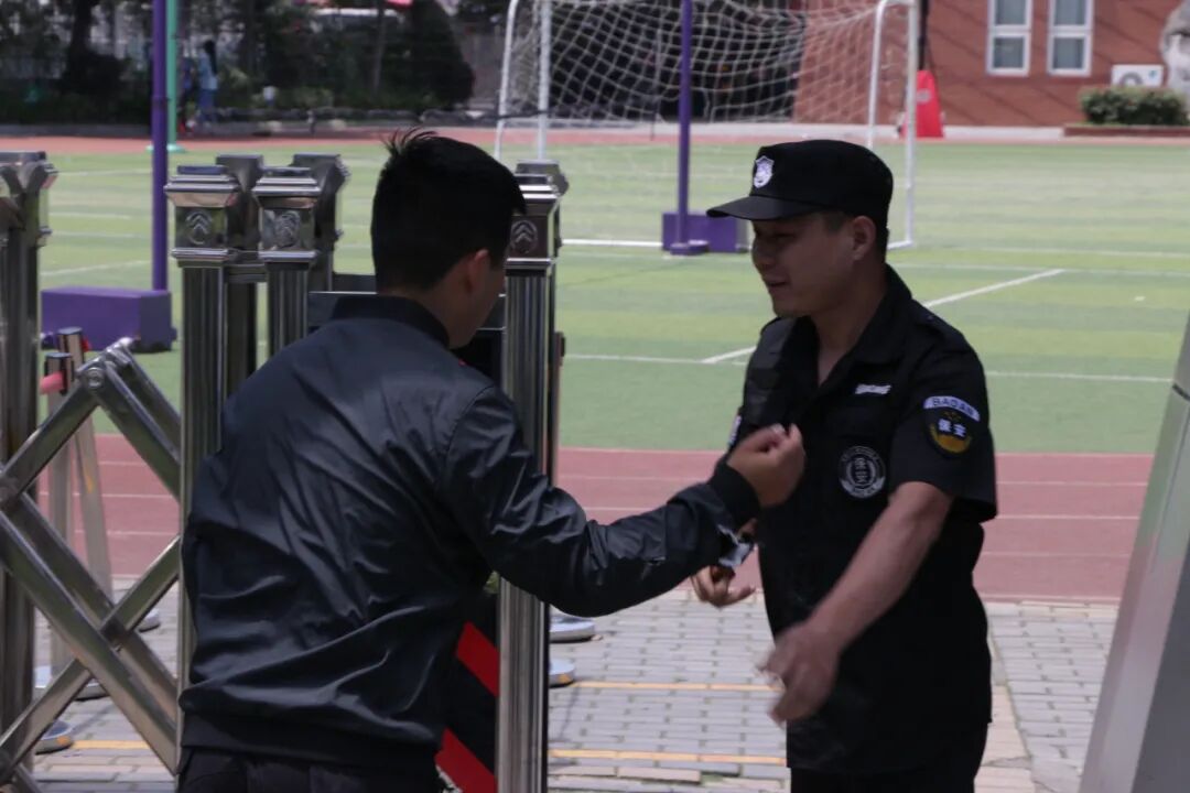 【火一动态】绵阳市公安局高新分局与火炬一小联合开展防暴安全演练