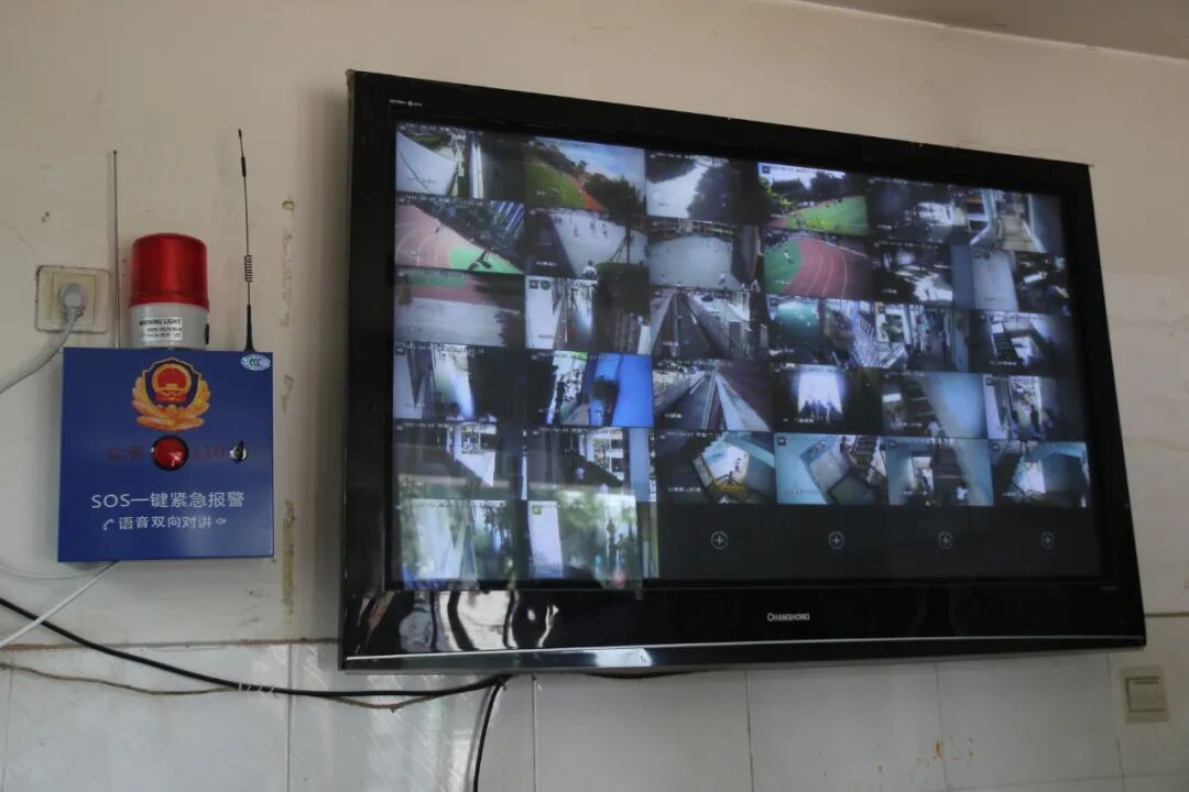 【火一动态】绵阳市公安局高新分局与火炬一小联合开展防暴安全演练