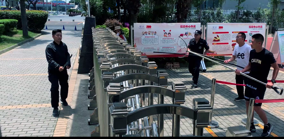 【火一动态】绵阳市公安局高新分局与火炬一小联合开展防暴安全演练