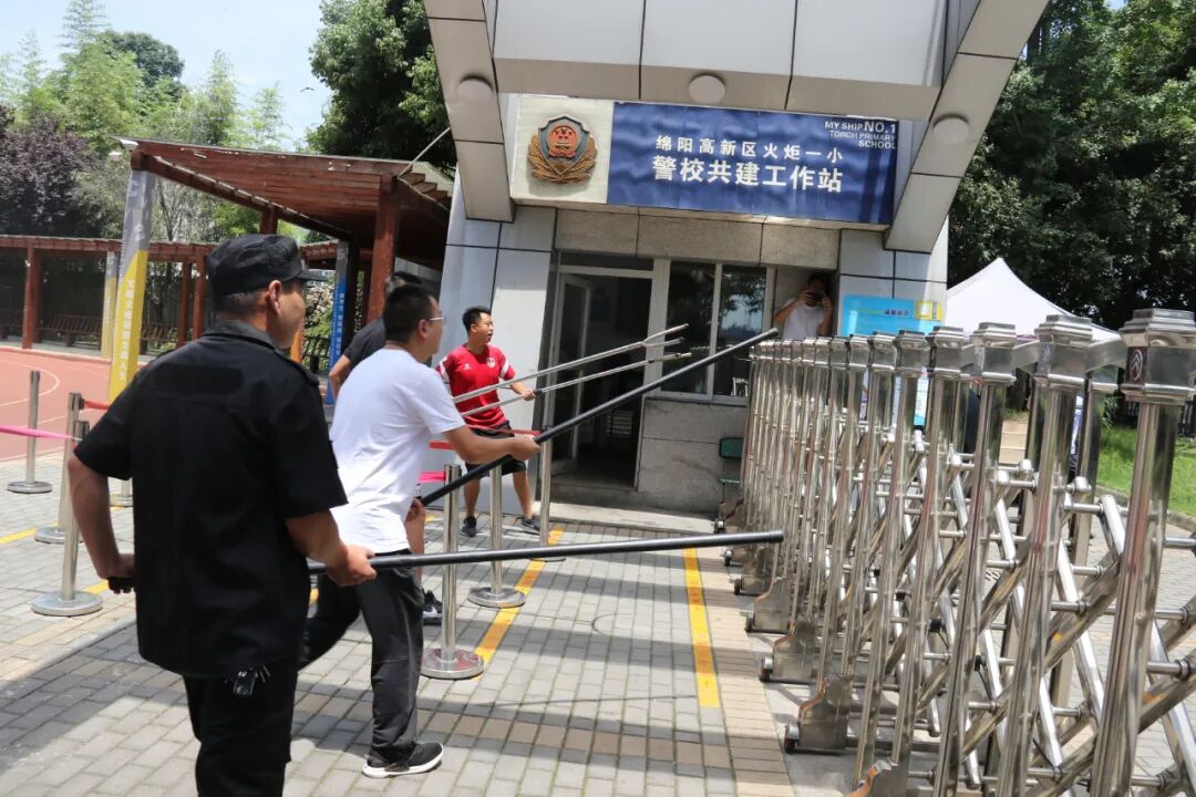 【火一动态】绵阳市公安局高新分局与火炬一小联合开展防暴安全演练