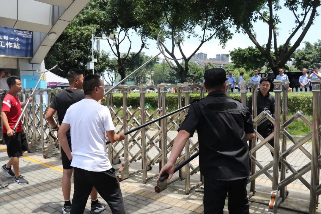【火一动态】绵阳市公安局高新分局与火炬一小联合开展防暴安全演练