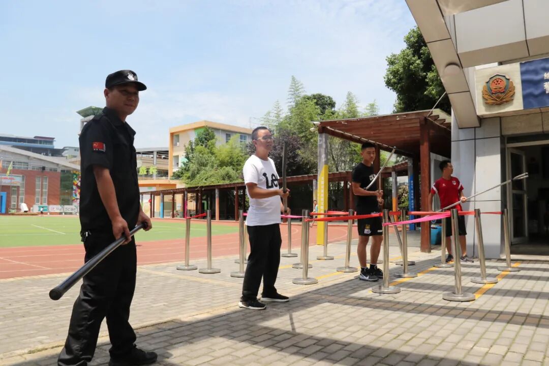 【火一动态】绵阳市公安局高新分局与火炬一小联合开展防暴安全演练