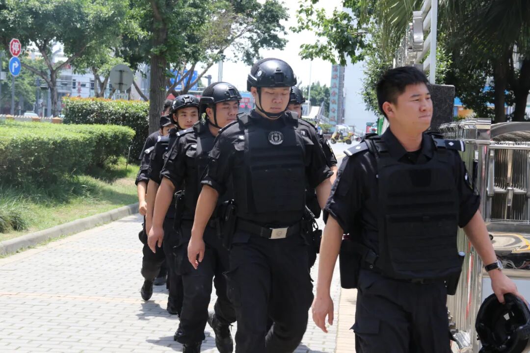 【火一动态】绵阳市公安局高新分局与火炬一小联合开展防暴安全演练