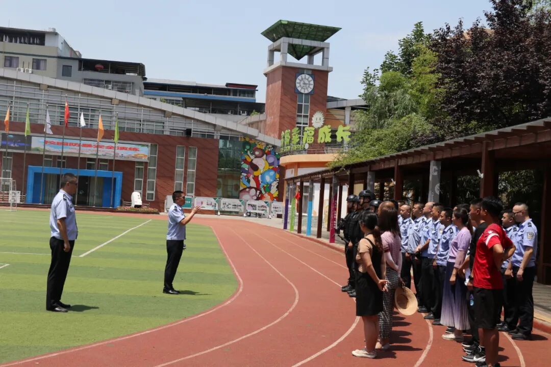 【火一动态】绵阳市公安局高新分局与火炬一小联合开展防暴安全演练