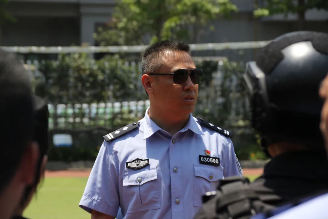 【火一动态】绵阳市公安局高新分局与火炬一小联合开展防暴安全演练