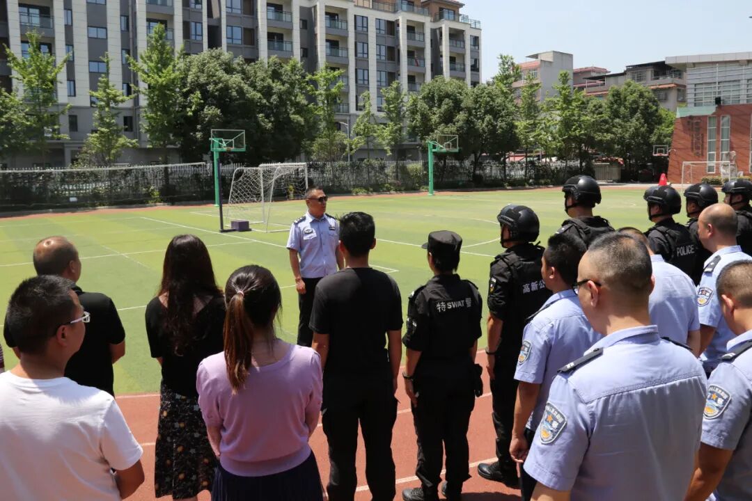 【火一动态】绵阳市公安局高新分局与火炬一小联合开展防暴安全演练