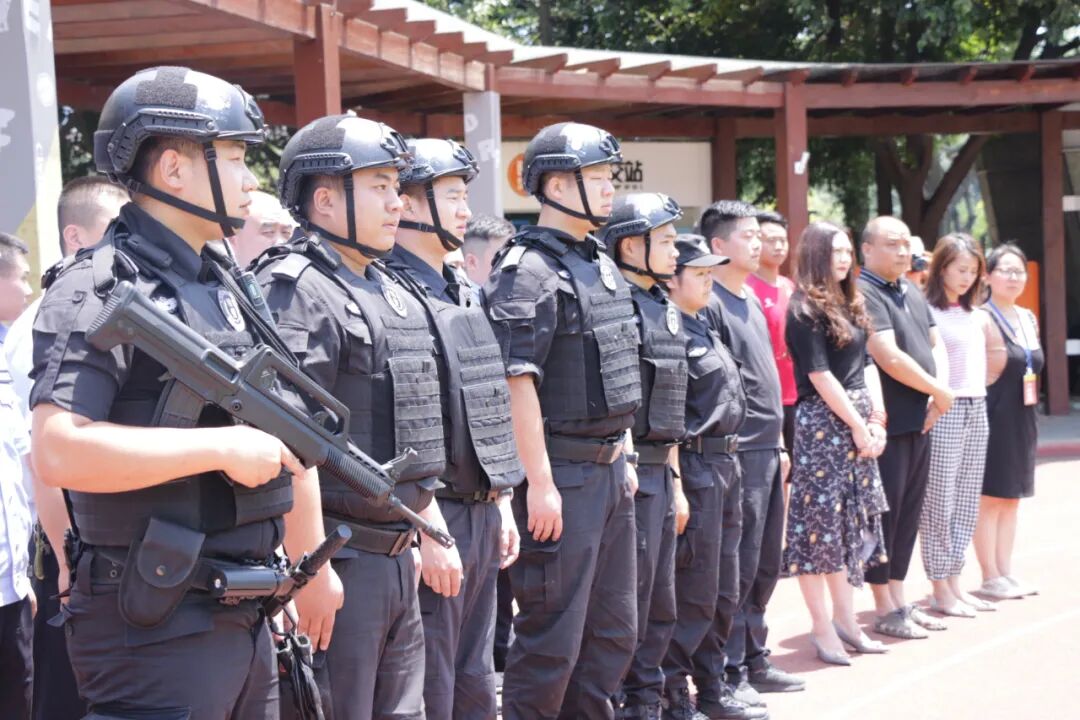 【火一动态】绵阳市公安局高新分局与火炬一小联合开展防暴安全演练