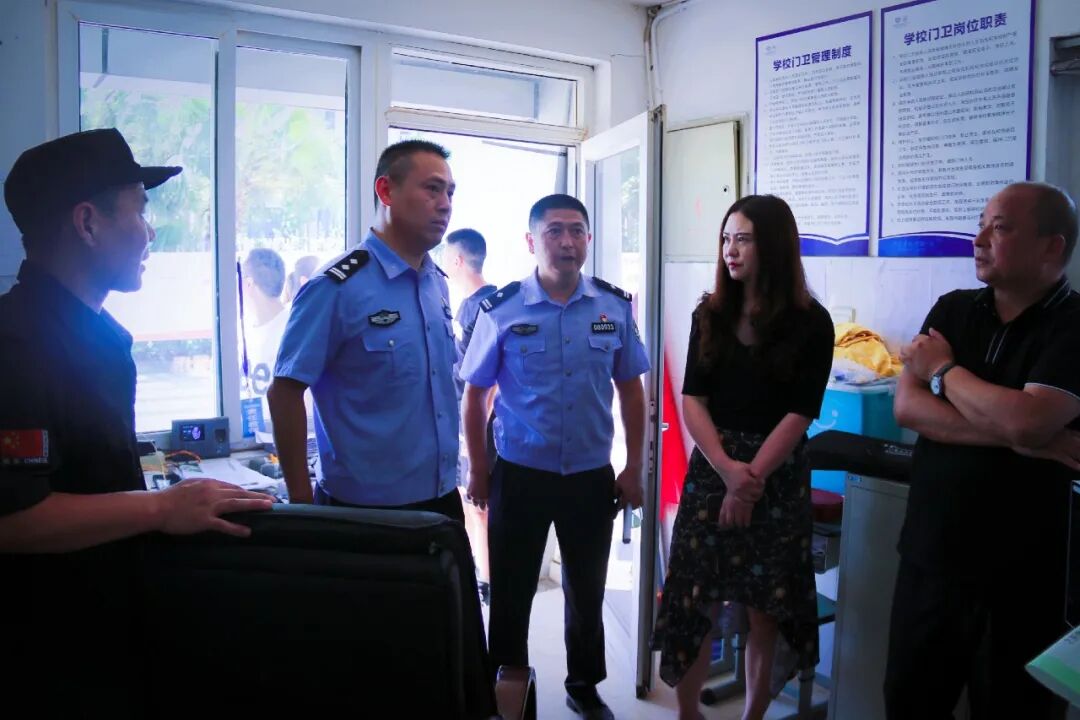 【火一动态】绵阳市公安局高新分局与火炬一小联合开展防暴安全演练