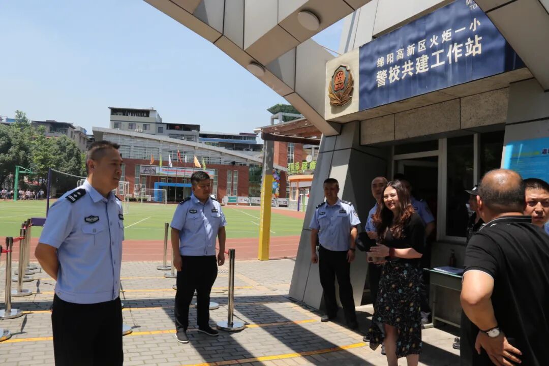 【火一动态】绵阳市公安局高新分局与火炬一小联合开展防暴安全演练