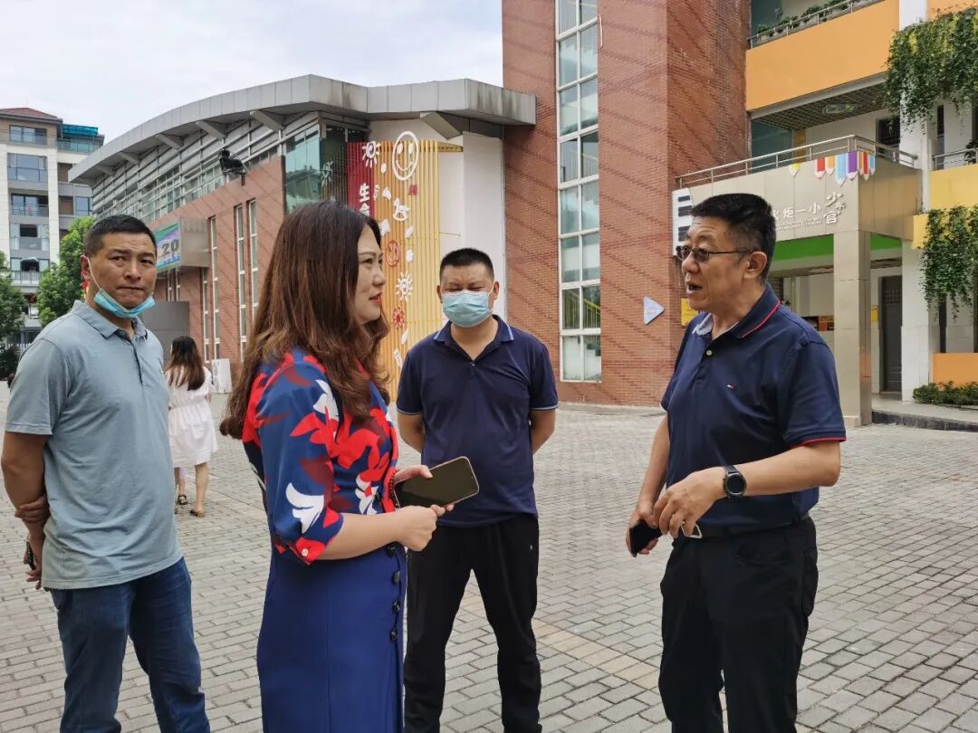 火一开学季|高新区社发局党委书记、局长王腾深入我校检查开学工作