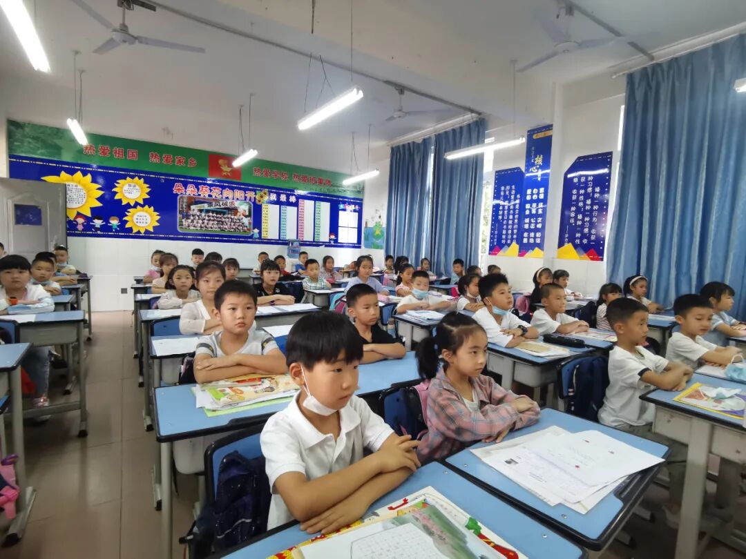 火一开学季|高新区社发局党委书记、局长王腾深入我校检查开学工作