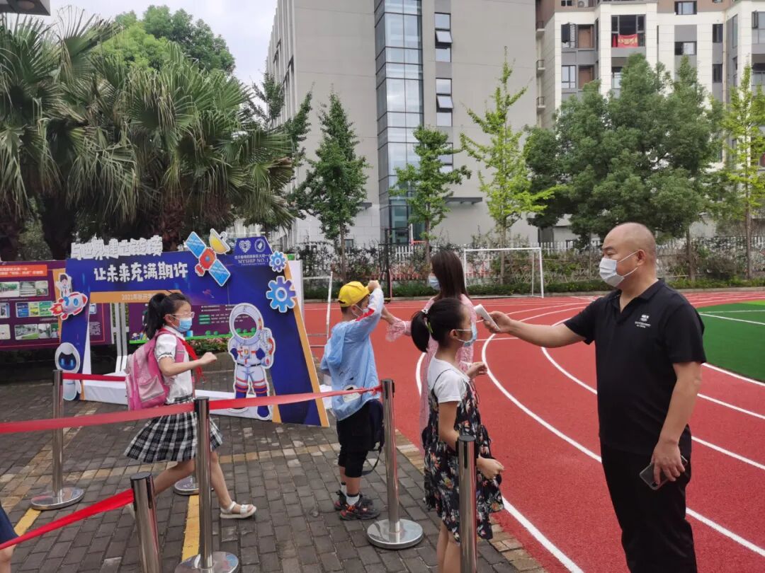 火一开学季|高新区社发局党委书记、局长王腾深入我校检查开学工作