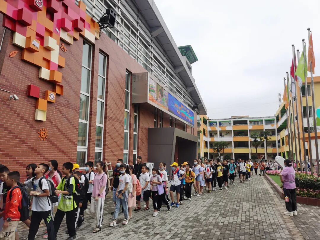 火一开学季|高新区社发局党委书记、局长王腾深入我校检查开学工作