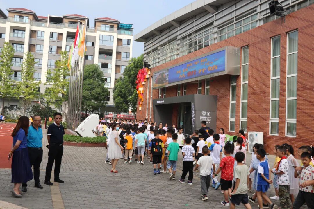 【火一动态】浓情教师节 慰问暖师心 |区领导到火炬一小、火炬一幼开展教师节慰问活动