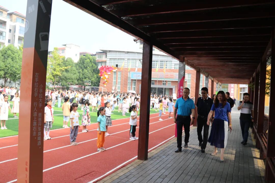 【火一动态】浓情教师节 慰问暖师心 |区领导到火炬一小、火炬一幼开展教师节慰问活动
