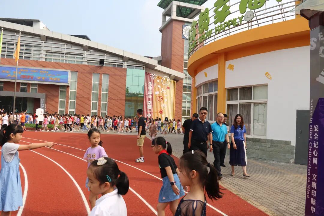 【火一动态】浓情教师节 慰问暖师心 |区领导到火炬一小、火炬一幼开展教师节慰问活动