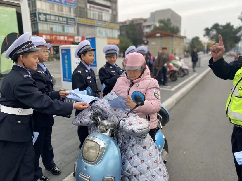 【火一动态】守法规知礼让  安全文明出行|火炬一小“12.2”交通安全日系列主题活动