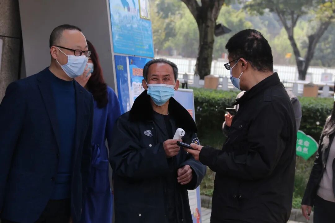火一动态|暖春战疫||陈平副主任带队督导火炬一小疫情防控工作