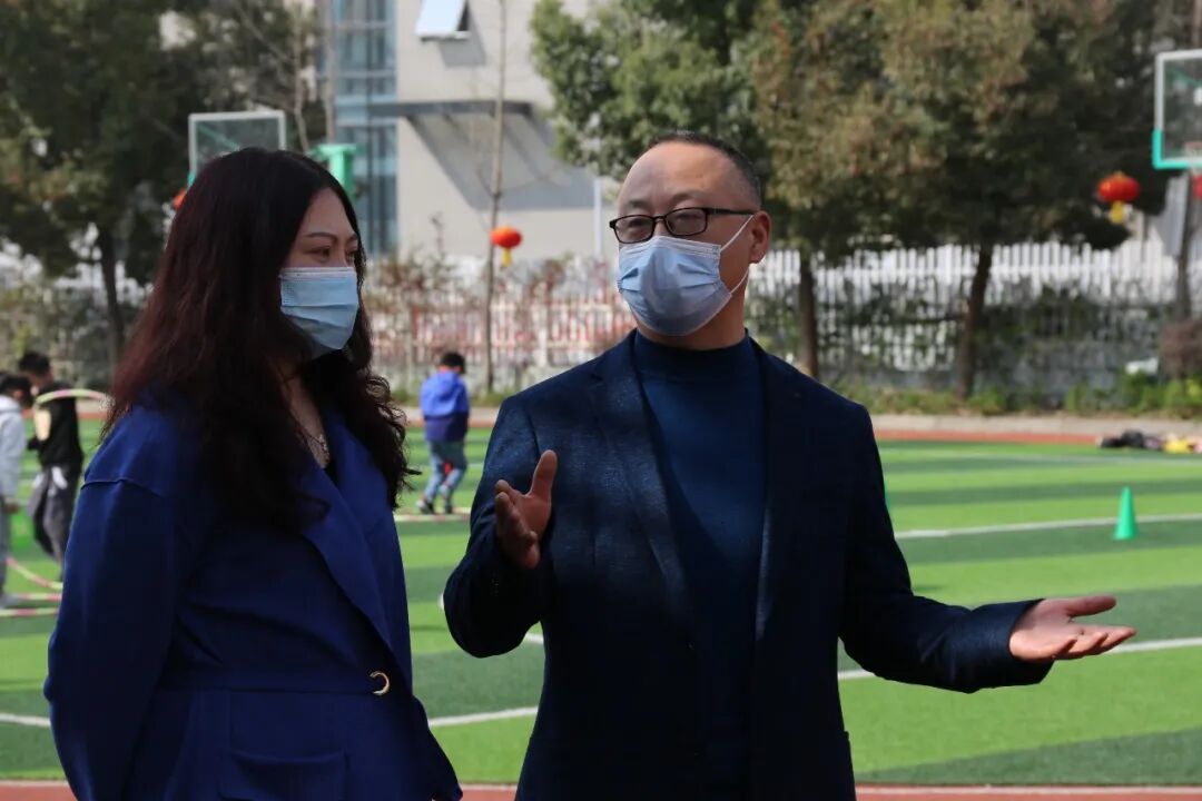 火一动态|暖春战疫||陈平副主任带队督导火炬一小疫情防控工作