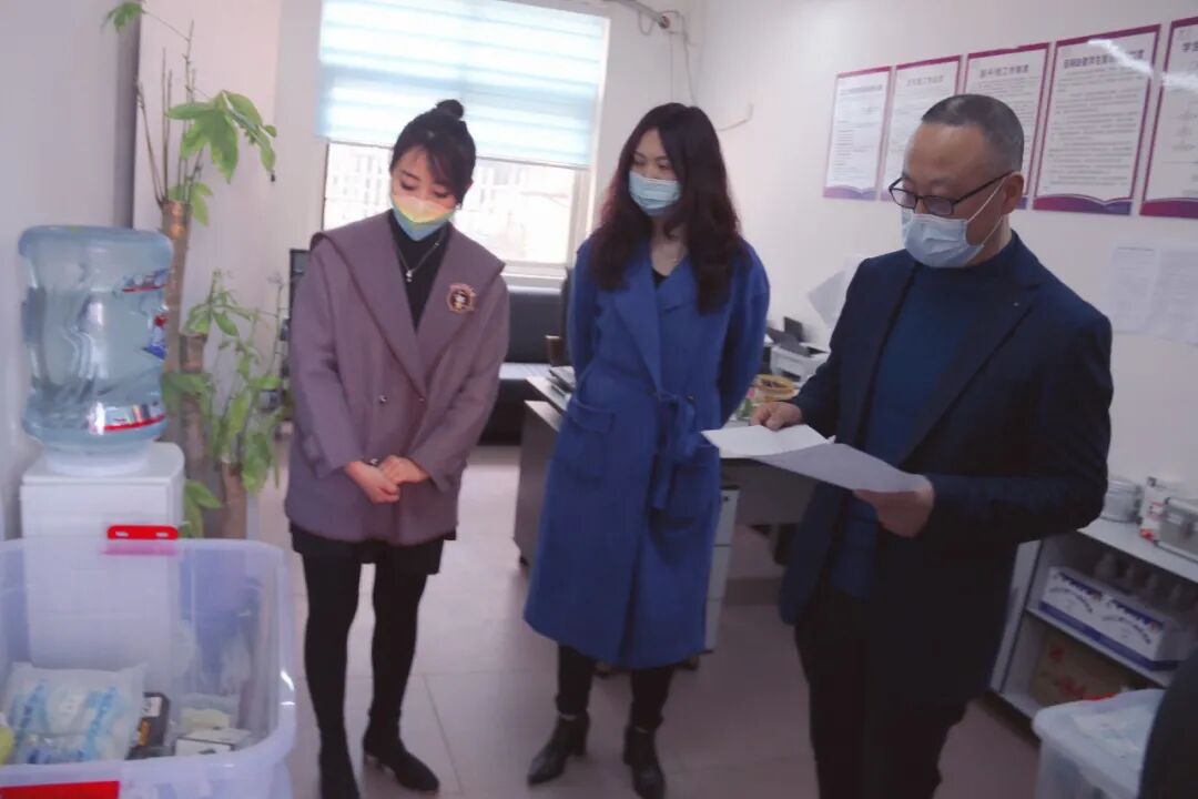 火一动态|暖春战疫||陈平副主任带队督导火炬一小疫情防控工作