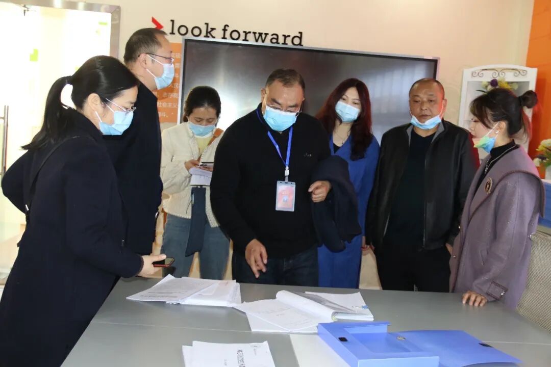 火一动态|暖春战疫||陈平副主任带队督导火炬一小疫情防控工作