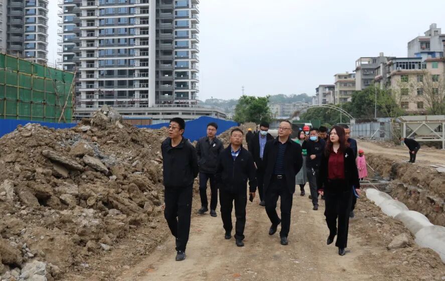 火一动态|区党工委委员、管委会副主任陈平现场调研火炬八幼修建工作