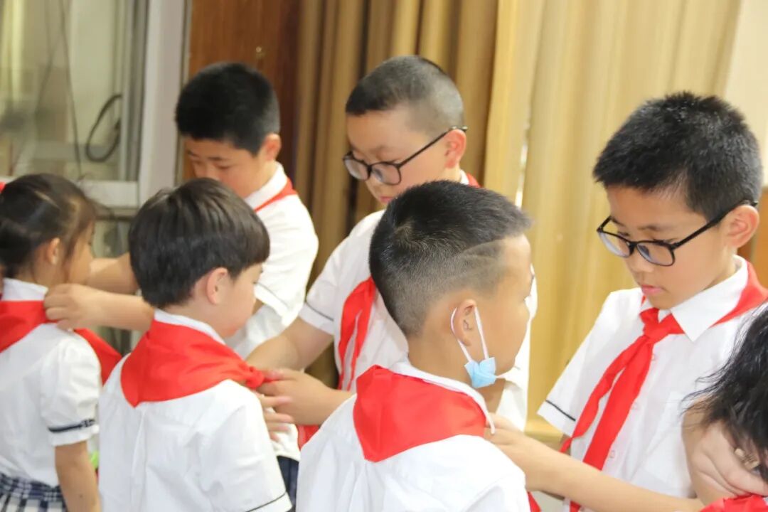 火一动态|喜迎二十大  争做好队员||2022年春新队员入队仪式