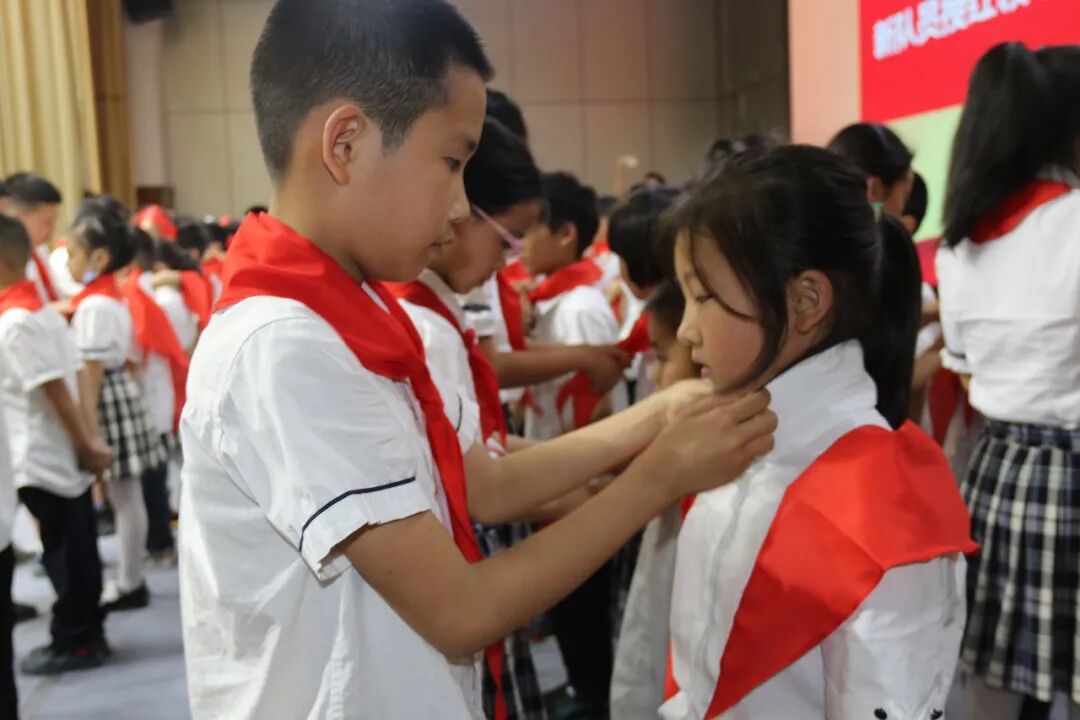 火一动态|喜迎二十大  争做好队员||2022年春新队员入队仪式