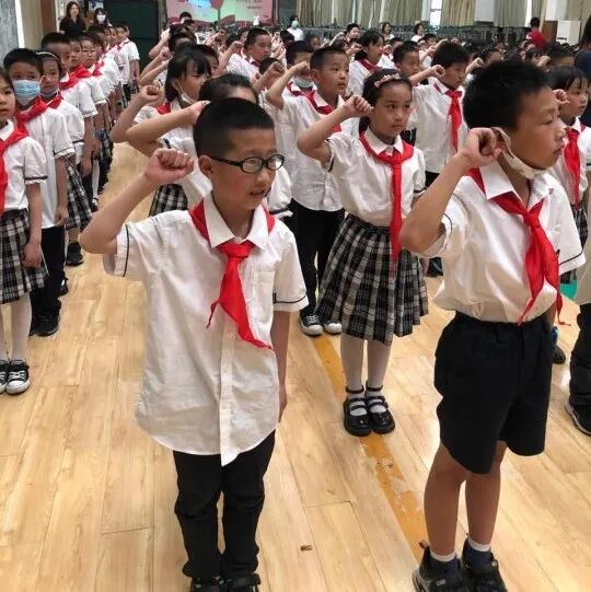 火一动态|喜迎二十大  争做好队员||2022年春新队员入队仪式