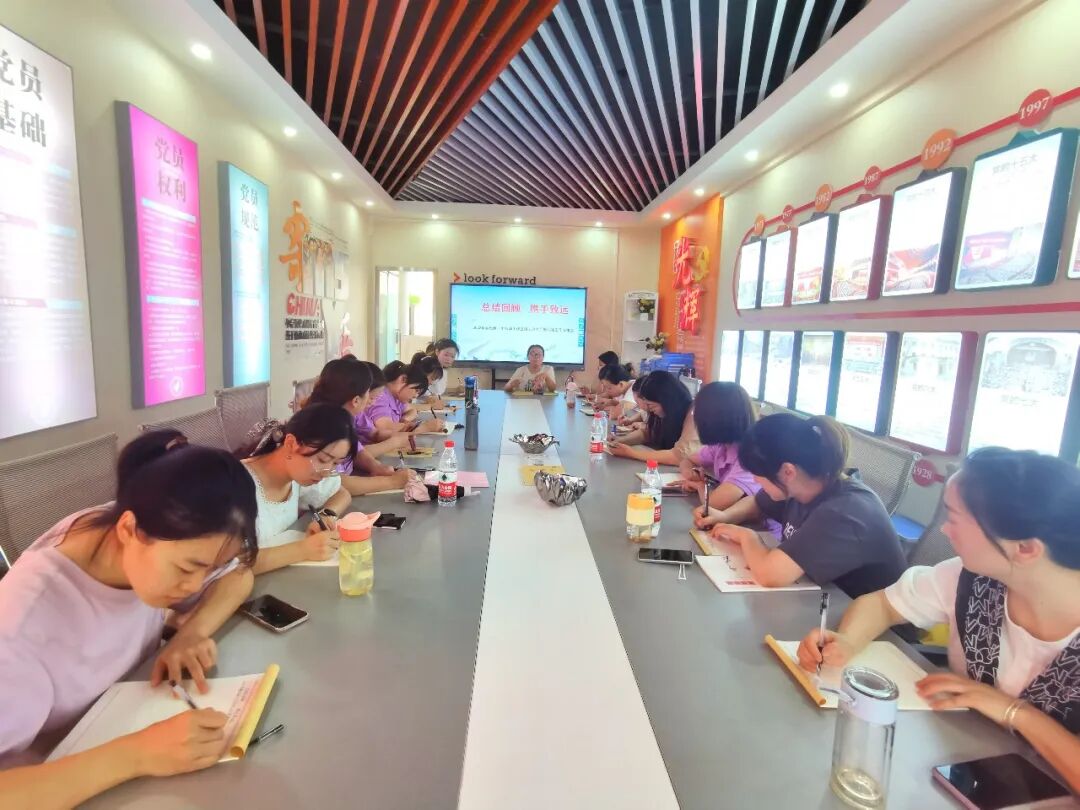 火一动态|总结回顾   携手致远||火炬一小名师工作室期末总结会暨假期工作安排会