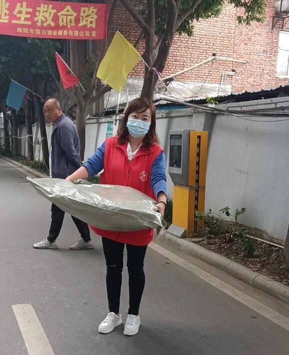 火一动态|微光如炬，火一人向“疫”而行