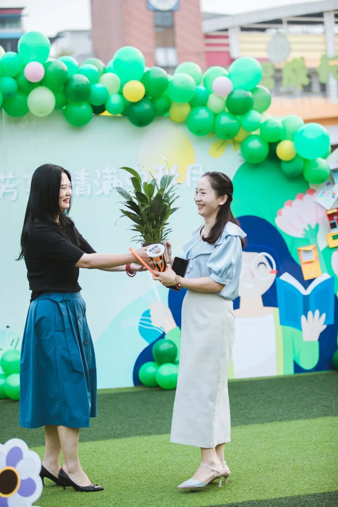 火一动态|笔端生芳华  情满中秋月|| 火炬一小教师节/中秋节“双节”庆祝活动