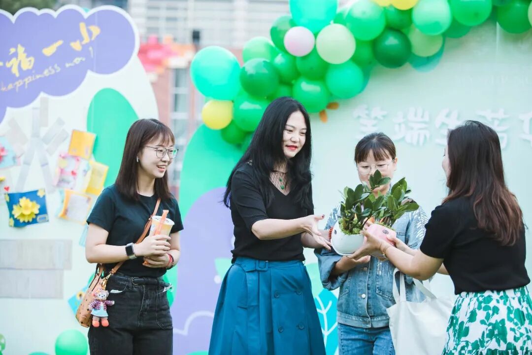 火一动态|笔端生芳华  情满中秋月|| 火炬一小教师节/中秋节“双节”庆祝活动
